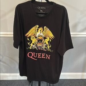 Queen Black Short Sleeve Tee with Bold Graphic